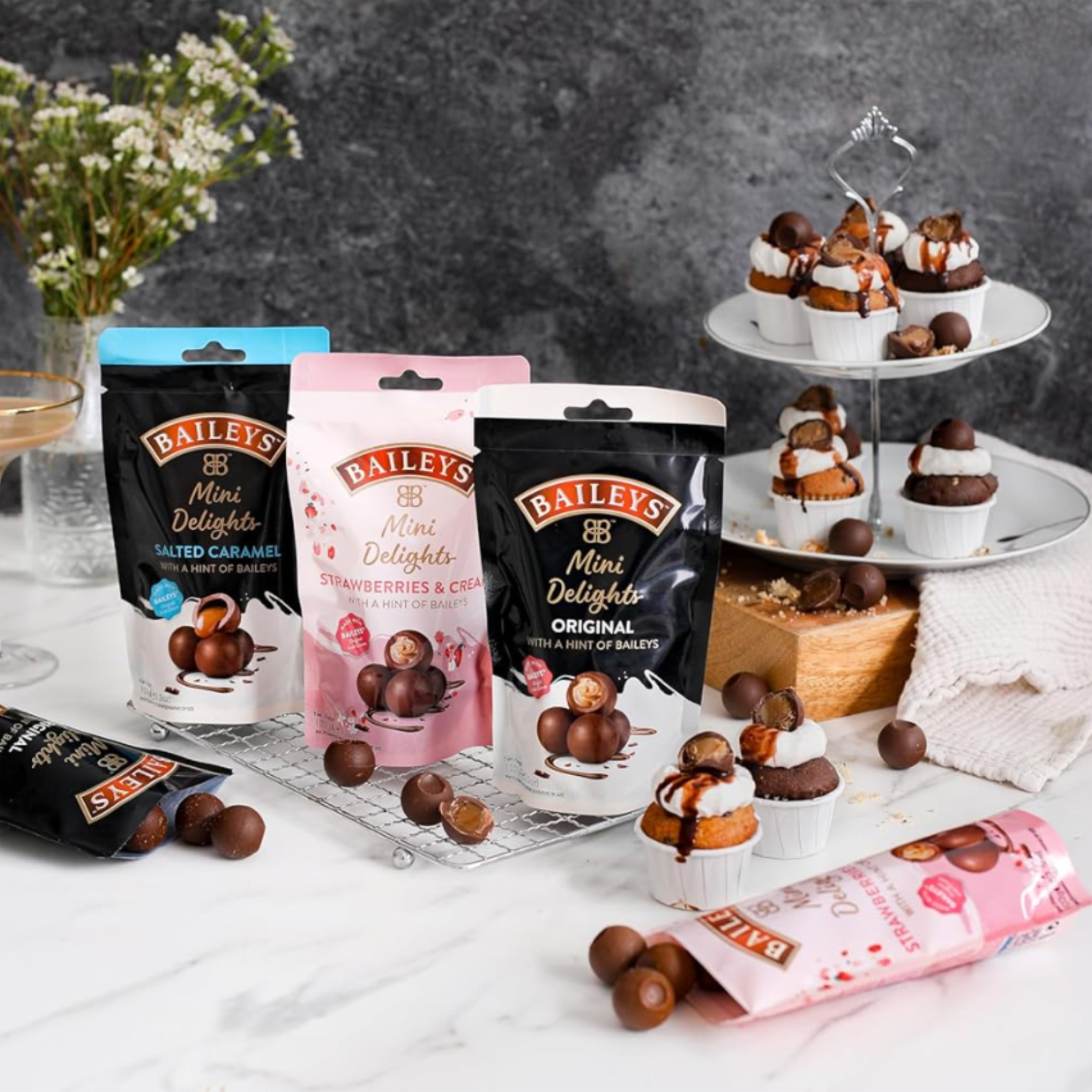 Chocolate Mini Delights Strawberries & Cream 102g